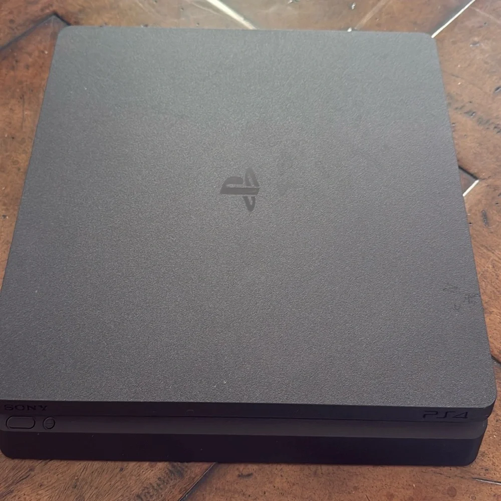 PlayStation 4 Model CUG-22158 Include 5 video games and 2 Controller
